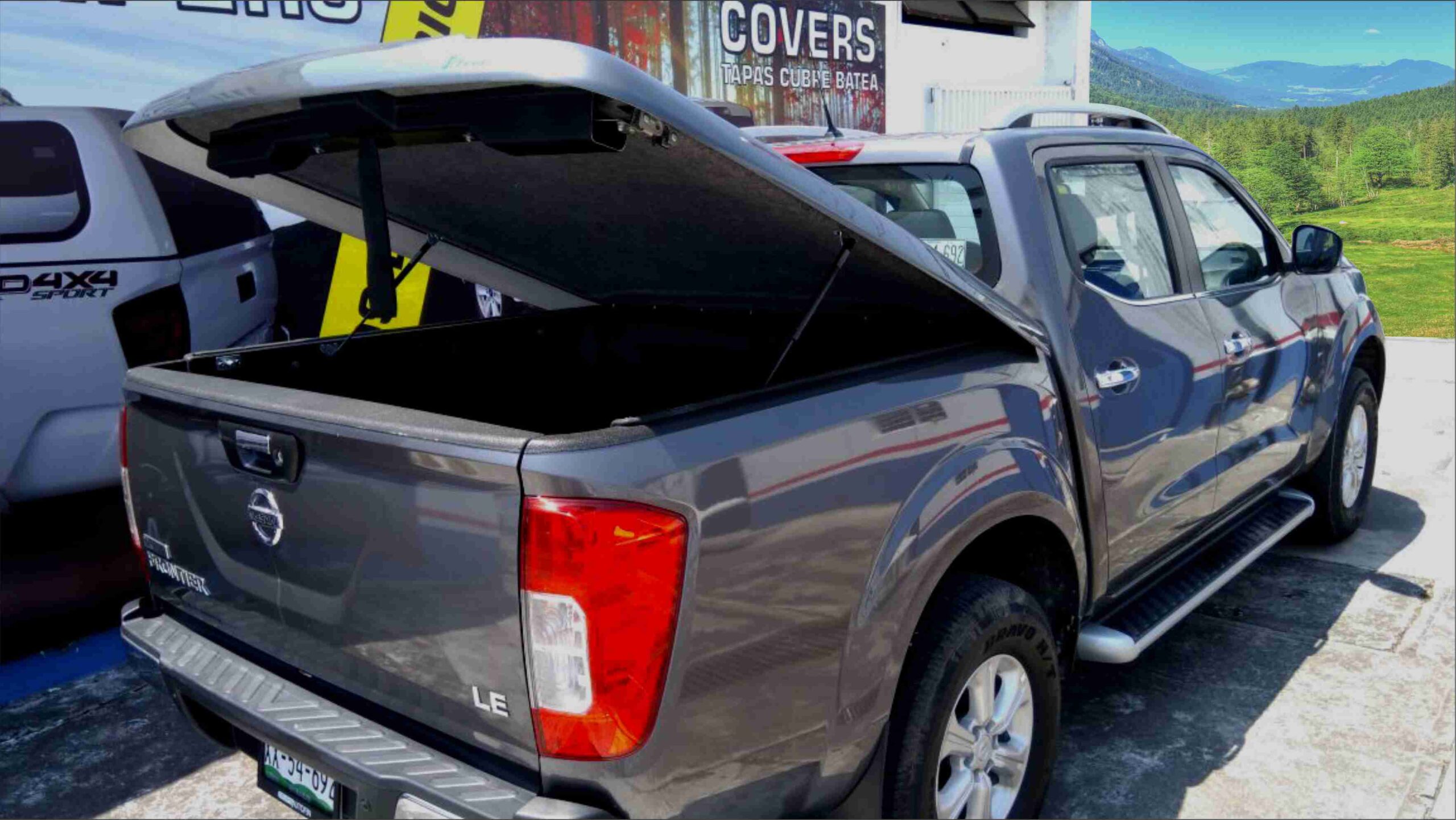 tapa cubre batea nissan np300 red